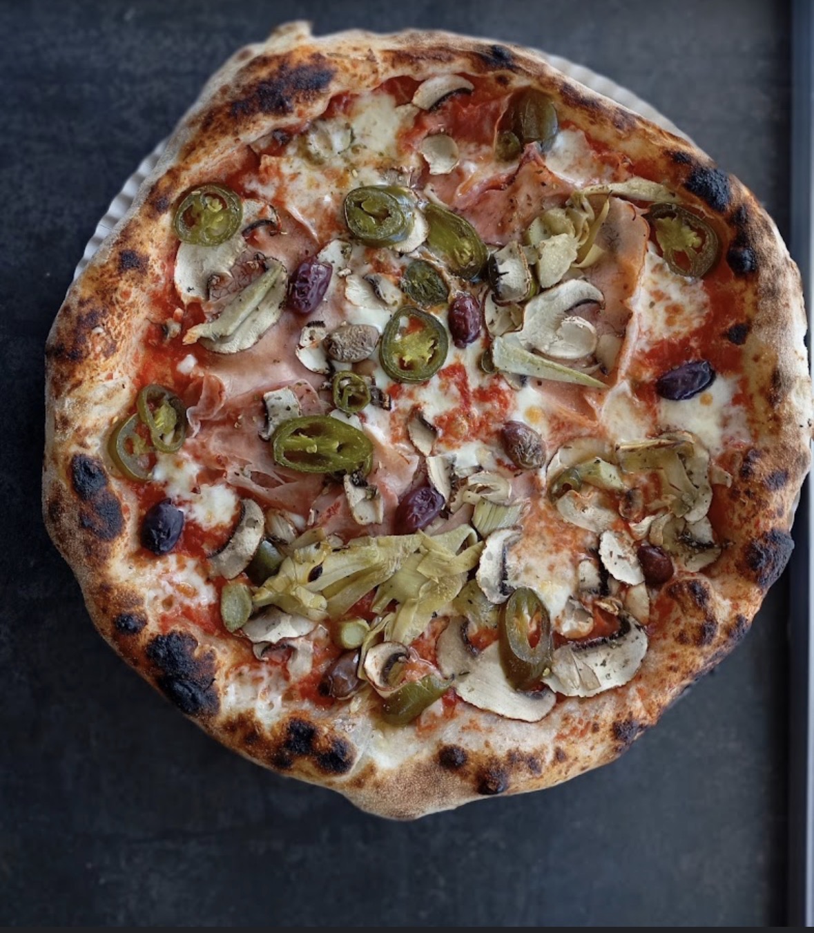 Neapolitanische Pizza aus dem Steinofen